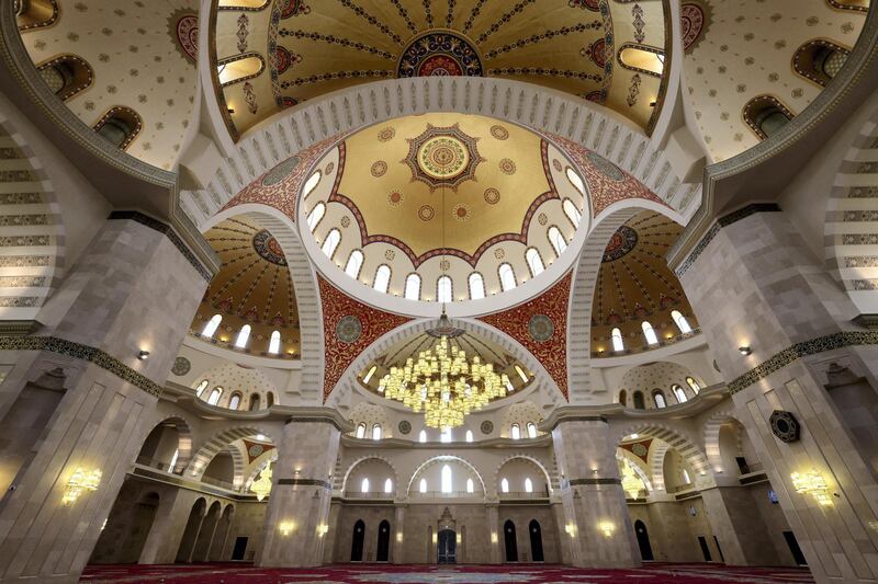 A picture taken on April 14, 2021 on the second day of fast during the Muslim holy month of Ramadan shows a the interior of the Sheikh Zayed Mosque in the Gulf emirate of Fujairah. (Photo by Giuseppe CACACE / AFP)