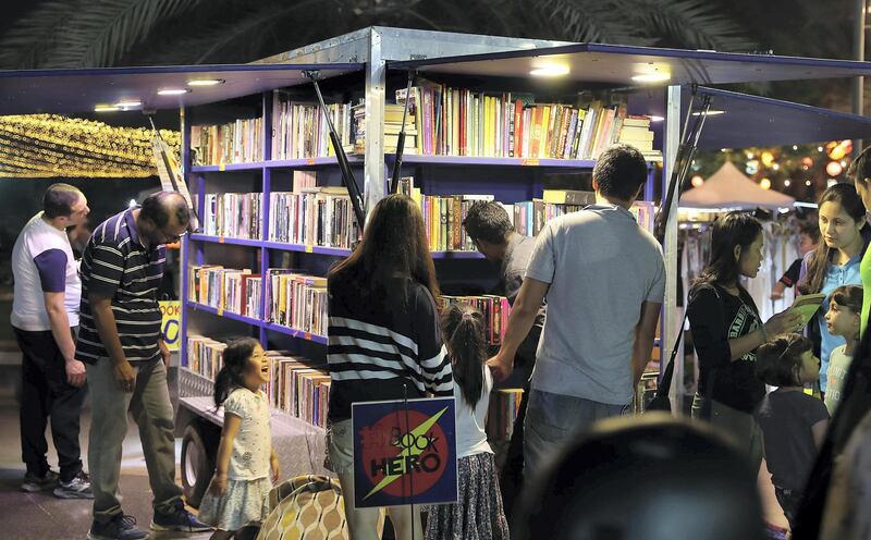 DUBAI , UNITED ARAB EMIRATES , OCT 21   – 2017 :- People browsing books at the Book Hero stand at the Ripe Market held at Al Barsha Pond Park in Dubai. (Pawan Singh / The National) Story by Hala Khalaf