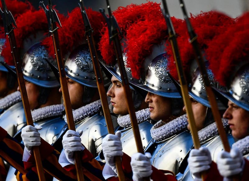 Swiss Guards attend the annual new papal Swiss guards swearing-in ceremony on May 6, 2019 in the Vatican. - The annual swearing in ceremony for the new Papal Swiss guards takes place on May 6, commemorating the 147 who died defending Pope Clement VII on the same day in 1527. (Photo by Filippo MONTEFORTE / AFP)