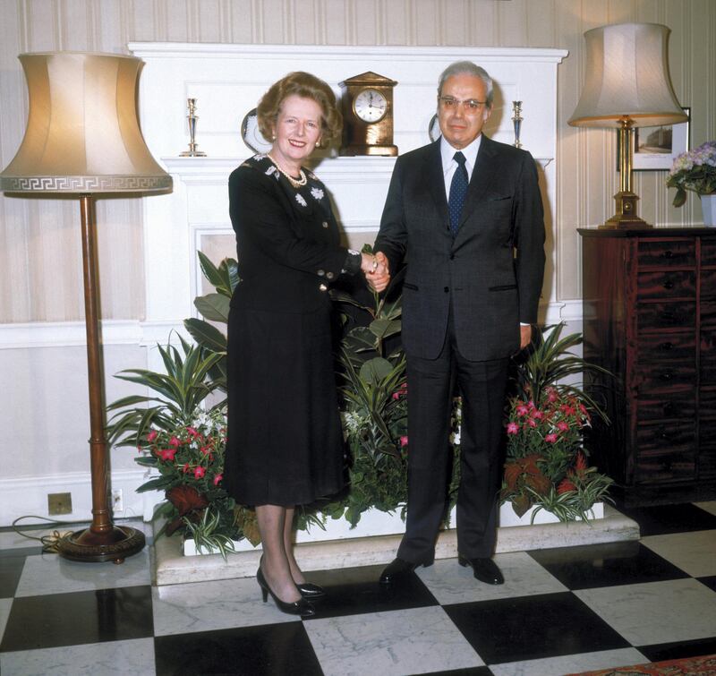 British Prime Minister Margaret Thatcher with Peruvian diplomat and Secretary-General of the United Nations, Javier Perez de Cuellar at 10 Downing Street, London, May 1986. (Photo by Fox Photos/Hulton Archive/Getty Images)