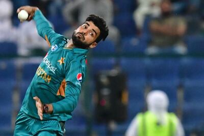 Pakistan's cricketer Shadab Khan bowls delivers a ball during the first T20 cricket match between Pakistan and New Zealand at the Abu Dhabi Cricket Stadium in Abu Dhabi on October 31, 2018.  / AFP / GIUSEPPE CACACE
