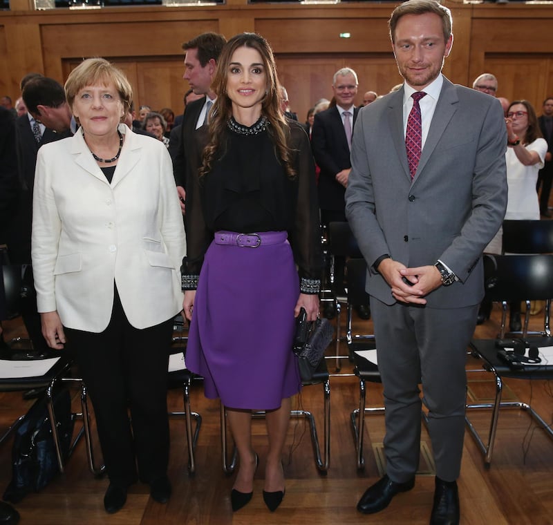 BERLIN, GERMANY - SEPTEMBER 17:  Queen Rania of Jordan (C) chats with German Chancellor Angela Merkel (L) and German politician Christian Lindner at the Walther Rathenau Award ceremony on September 17, 2015 in Berlin, Germany. The award is in recognition of foreign policy achievements and Queen Rania's efforts on behalf of refugees and children.  (Photo by Sean Gallup/Getty Images)