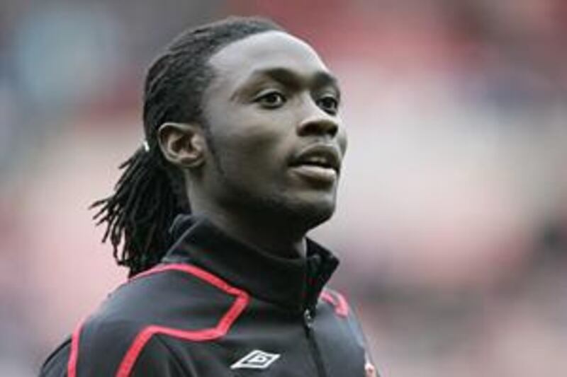 The Sunderland striker Kenwyne Jones has signed a new contract keeping him at the Stadium of Light until 2013.