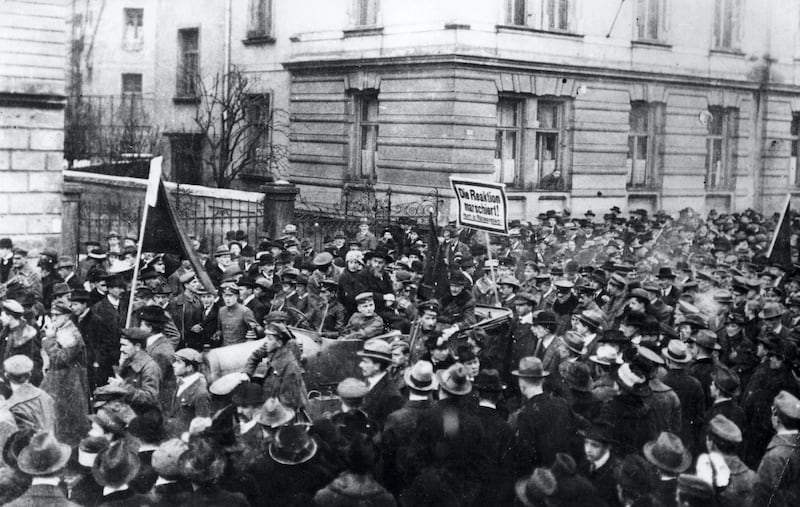 ARDG7P geography/travel, Germany, politics, Revolution in Bavaria 7.11.1918 - 3.5.1919, demonstration of the leftist, Munich, 16.2.1919, Prime Minister Kurt Eisner in the car, Bavarian Soviet Republik, communists, soldiers, workers, 20th century, historic, historical, people, crowd, crowds, 1910s, Additional-Rights-Clearances-NA