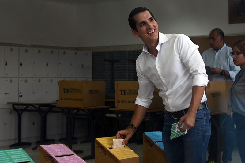 Panamanian presidential candidate for the Cambio Democratico (Democratic Change) party, Romulo Roux, casts his vote during presidential and parliamentary elections in Panama City on May 5, 2019. Panamanians went to the polls Sunday to elect a new president after a campaign dominated by concerns about corruption. / AFP / MARVIN RECINOS
