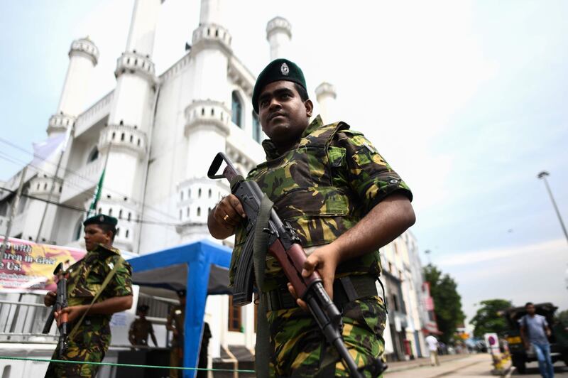 TOPSHOT - Soldiers stand guard outside a mosque ahead of the Friday noon prayer in Colombo on April 26, 2019, following a series of bomb blasts targeting churches and luxury hotels on Easter Sunday in Sri Lanka. Authorities in Sri Lanka on April 25 lowered the death toll in a spate of Easter bombings by more than 100 to 253, admitting some of the badly mutilated bodies had been erroneously double-counted. / AFP / Jewel SAMAD
