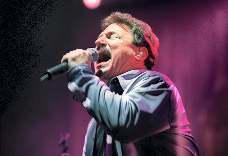 Singer Bobby Kimball of the band Toto performs during a concert in Paris 04 February 2003.    AFP PHOTO PIERRE-FRANCK COLOMBIER / AFP PHOTO / PIERRE-FRANCK COLOMBIER