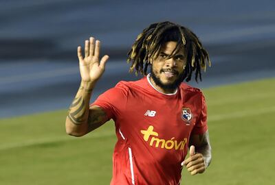 Panama's footballer Roman Torres waves to supporters during a training session of the national football team ahead of the FIFA 2018 World Cup, at the Rommel Fernandez Stadium on May 25, 2018 in Panama City. / AFP / RODRIGO ARANGUA
