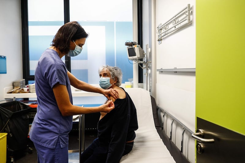 TOPSHOT - A nurse administers a dose of the Pfizer-BioNTech Covid-19 vaccine at the hospital Hotel-Dieu in Paris, on January 2, 2021 as a vaccination campaign for healthcare workers aged 50 years and more has been launched at this hospital. / AFP / Sameer Al-DOUMY
