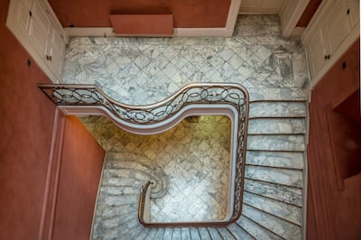 Well-preserved original period features include the spectacular Portland Stone staircase. Casa e Progetti / Tony Murray