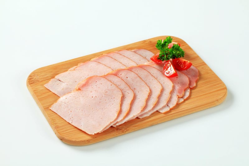 EWFJWM Thinly sliced turkey breast on cutting board