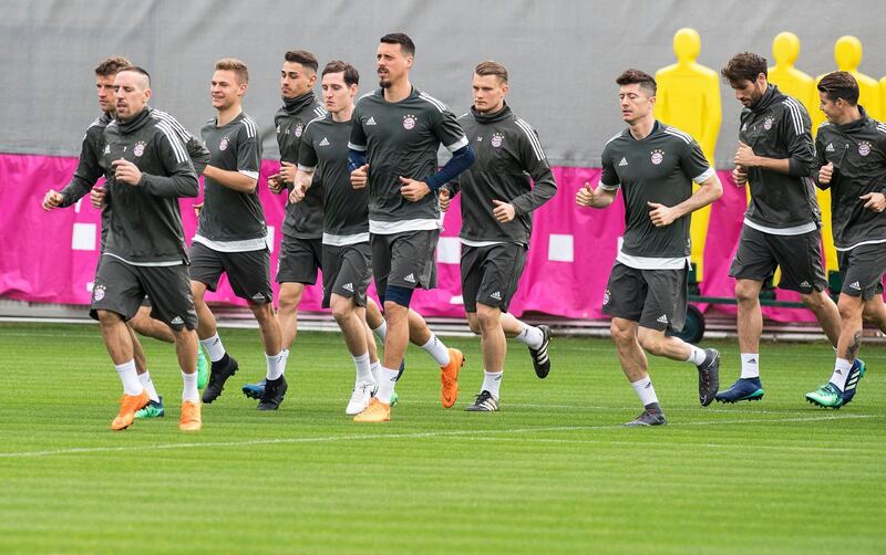 epa06658796 Bayern Munich players warm up during their team's training session in Munich, Germany, 10 April 2018. FC Bayern Munich will face Sevilla FC in their UEFA Champions League quarter final, second leg soccer match on 11 April 2018 in Munich.  EPA/LUKAS BARTH