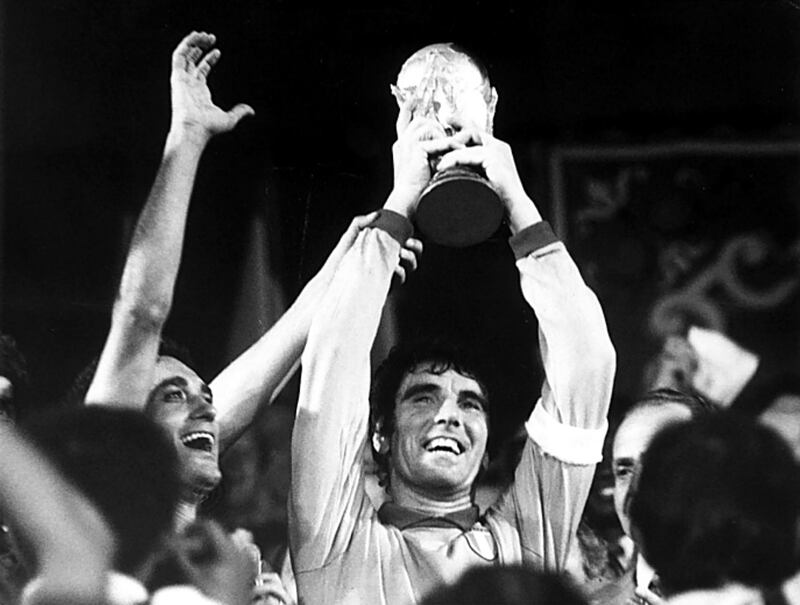 (GERMANY OUT) 1982 FIFA World Cup in Spain Final in Madrid: Italy 3 - 1 Germany - Italy captain Dino Zoff, the goalie, raising the World Cup trophy after the award ceremony - (Photo by Rzepka/ullstein bild via Getty Images)