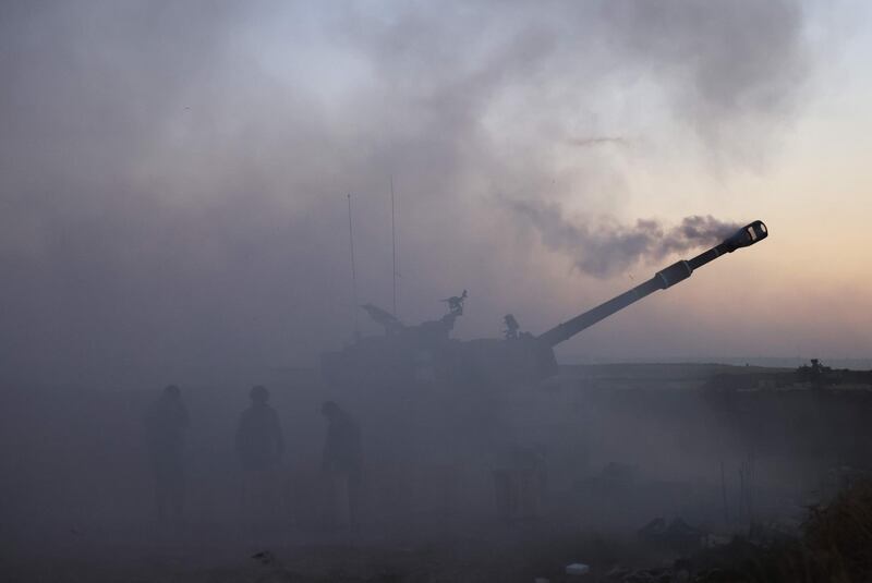 TOPSHOT - Israeli soldiers fire a 155mm self-propelled howitzer towards the Gaza Strip from their position along the border, on May 18, 2021. / AFP / Menahem KAHANA
