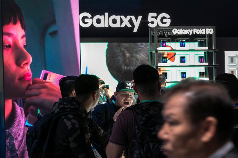 People look at 5G Samsung products during the 2020 Consumer Electronics Show (CES) in Las Vegas, Nevada on January 8, 2020. CES is one of the largest tech shows on the planet, showcasing more than 4,500 exhibiting companies representing the entire consumer technology ecosystem. / AFP / DAVID MCNEW
