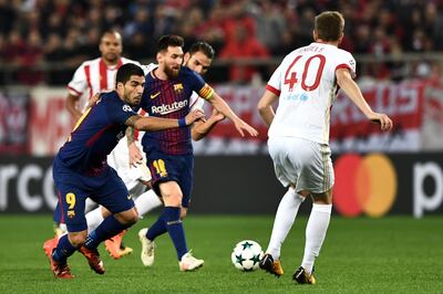 Barcelona's Uruguayan forward Luis Suarez (L) and Barcelona's Argentinian forward Lionel Messi (C) vie with Olympiakos' Belgian defender Bjorn Engels during the UEFA Champions League group D football match between FC Barcelona and Olympiakos FC at the Karaiskakis stadium in Piraeus near Athens on October 31, 2017.  / AFP PHOTO / ARIS MESSINIS