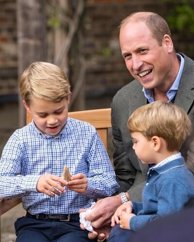 An handout photograph released by Kensington Palace on September 26, 2020, taken on September 24, 2020 in London, shows Britain's Prince William, Duke of Cambridge (C) and Prince Louis (R) watching as Prince George (L) holds the tooth of a giant shark given to him by Sir David Attenborough in the gardens of Kensington Palace in London after The Duke and Sir David attended an outdoor screening of Sir David's upcoming feature film.   - RESTRICTED TO EDITORIAL USE - MANDATORY CREDIT "AFP PHOTO / KENSINGTON PALACE " - NO MARKETING NO ADVERTISING CAMPAIGNS NO MERCHANDISING NO SOUVENIRS - RESTRICTED TO SUBSCRIPTION USE - NO SALES - NO DIGITAL MANIPULATION OF IMAGE - NO USE AFTER 31 DECEMBER, 2020 - DISTRIBUTED AS A SERVICE TO CLIENTS.




 / AFP / KENSINGTON PALACE / - / RESTRICTED TO EDITORIAL USE - MANDATORY CREDIT "AFP PHOTO / KENSINGTON PALACE " - NO MARKETING NO ADVERTISING CAMPAIGNS NO MERCHANDISING NO SOUVENIRS - RESTRICTED TO SUBSCRIPTION USE - NO SALES - NO DIGITAL MANIPULATION OF IMAGE - NO USE AFTER 31 DECEMBER, 2020 - DISTRIBUTED AS A SERVICE TO CLIENTS.




