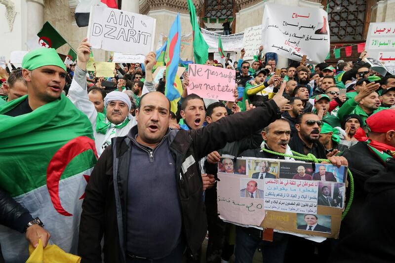 Algerians protest for the departure of the entire regime.