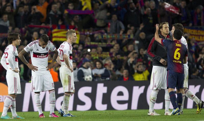 epa03621025 FC Barcelona´s captain Xavi Hernandez (R) consolates Massimo Ambrosini (3-R) of AC Milan at the end of their UEFA Champions League round of 16 second leg soccer match, FC Barcelona vs AC Milan, at the Nou Camp stadium in Barcelona, northeastern Spain, 12 March 2013.  EPA/ALEJANDRO GARCIA *** Local Caption ***  03621025.jpg