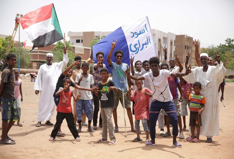 epa07754883 People preparing for celebrations in Khartoum, Sudan, 03 August 2019, after the African Union announced on the day that the ruling military council and the main opposition coalition in the country agreed on a constitutional declaration, which will pave the way to a new period of a transitional government.  EPA/MARWAN ALI