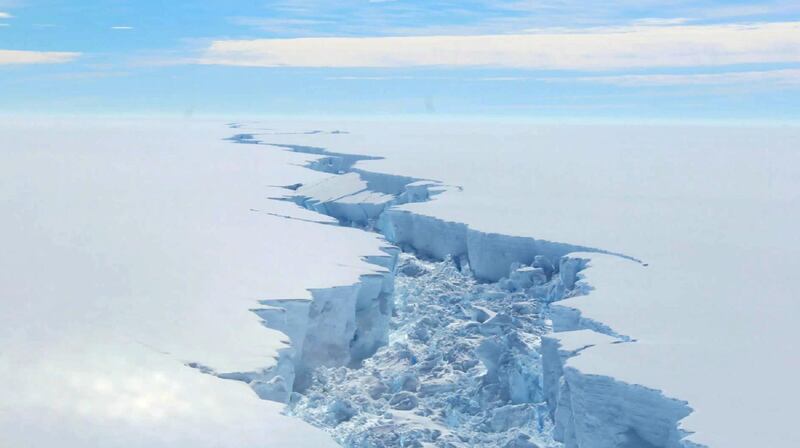 A screengrab made on July 14, 2017 from a video released by the British Antarctic Survey shows the rift in the Larsen C Ice Shelf, on the Antartic Peninsula, in February 2017. - Observations from February 2017 show the growing crack in the ice shelf which suggests that an iceberg with an area of more than 5,000 km² is likely to calve soon. (Photo by STRINGER / BRITISH ANTARCTIC SURVEY / AFP) / RESTRICTED TO EDITORIAL USE - MANDATORY CREDIT "AFP PHOTO / BRITISH ANTARCTIC SURVEY" - NO MARKETING NO ADVERTISING CAMPAIGNS - DISTRIBUTED AS A SERVICE TO CLIENTS - NO RESALE