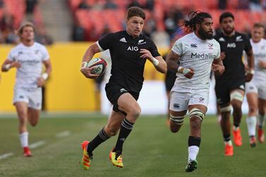 LANDOVER, MARYLAND - OCTOBER 23: Beauden Barrett #22 of the New Zealand All Blacks runs with the ball before scoring a try against the USA Eagles during the second half at FedExField on October 23, 2021 in Landover, Maryland.    Patrick Smith / Getty Images / AFP
