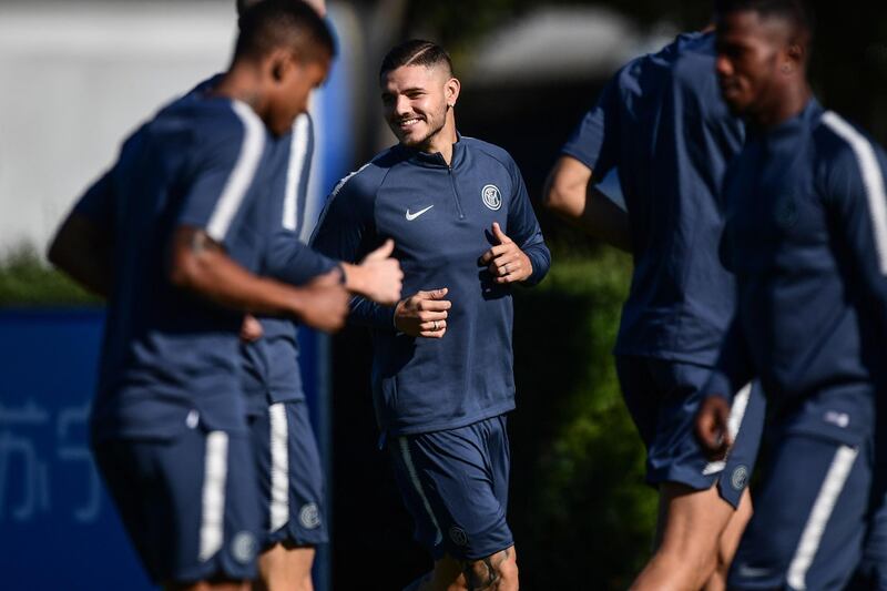 Inter Milan's Argentine forward Mauro Icardi (C) and teammates take part in a training session on October 23, 2018 at the Appiano Gentile training ground, near Como, on the eve of the UEFA Champions League group stage football match Barcelona vs Inter Milan. / AFP / Miguel MEDINA
