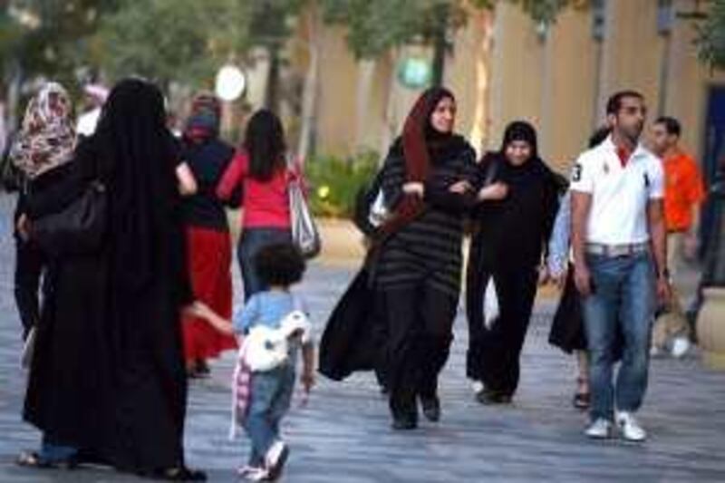 Dubai, UAE - November 24, 2009 - Crowds of people stroll along The Walk, in the Marina area. (Nicole Hill / The National) *** Local Caption ***  NH Population01.jpg