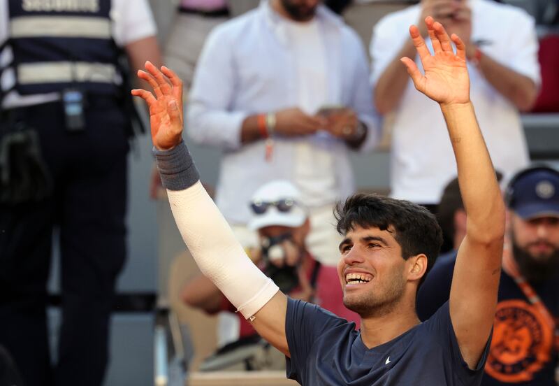 Alcaraz salutes the crowd at Roland Garros. EPA