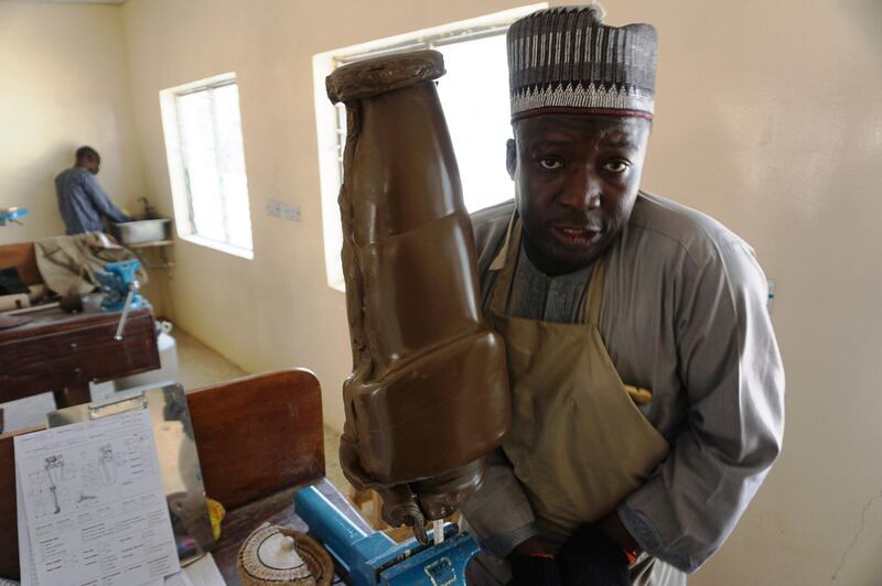 A technician works on an artificial leg in the artificial limb fitting workshop operated by the International Committee of the Red Cross (ICRC) inside the Dala National Orthopaedic Hospital in northern Nigerian city of Kano, on February 16, 2018.
Northern Nigeria is particularly hardly hit by poverty. In this region where the vast majority of the population lives on less than two dollars a day, a pediatric prosthesis (nearly 600 euros) and even crutches are absolutely unattainable luxuries. The ICRC is transporting patients from the three states of northeastern Nigeria affected by the conflict between the Nigerian army and the jihadists of Boko Haram to the Kano hospital. In this establishment, employees of the International Committee of the Red Cross, in charge of this program, have already posed 262 prostheses since 2016. / AFP PHOTO / AMINU ABUBAKAR