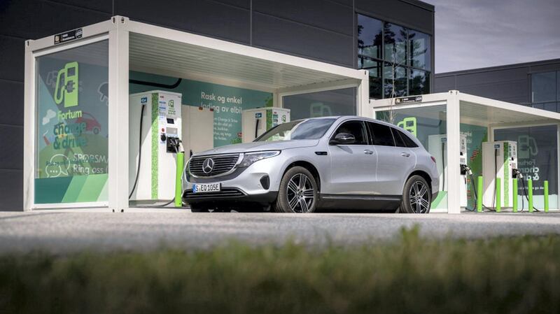 EQC 400 4MATIC; hightechsilber metallic; Ledernachbildung ARTICO / Stoff Sunnyvale zweifarbig indigoblau / schwarz;Stromverbrauch kombiniert: 20,8 – 19,7 kWh/100 km; CO2-Emissionen kombiniert: 0 g/km* ; *Stromverbrauch und Reichweite wurden auf der Grundlage der VO 692/2008/EG ermittelt. Stromverbrauch und Reichweite sind abhängig von der Fahrzeugkonfiguration

EQC 400 4MATIC; high tech silver metallic; Two-tone ARTICO man-made leather  / Sunnyvale fabric indigo blue / black;Combined electric energy consumption: 20.8 - 19.7 kWh/100 km; combined CO2 emissions: 0 g/km* ; *Electric energy consumption and range have been determined on the basis of Regulation (EC) No. 692/2008. Electric energy consumption and range depend on the vehicle configuration