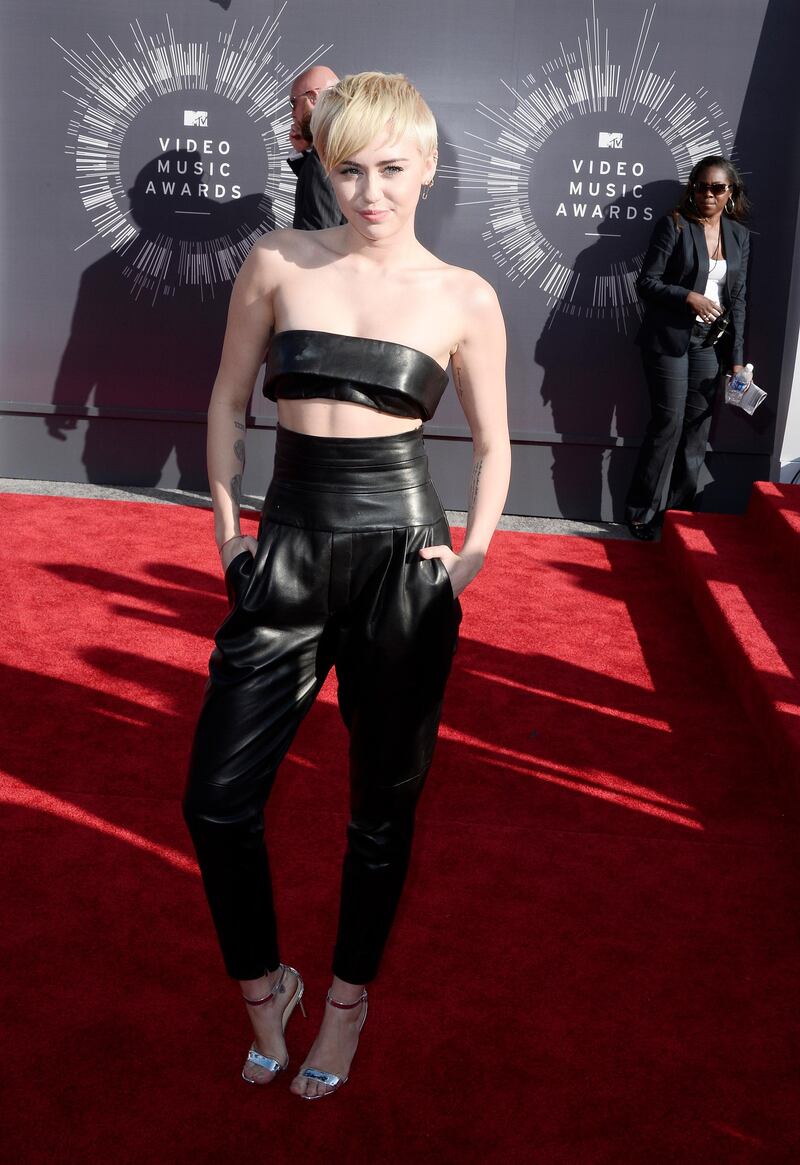 epa04366997 US singer Miley Cyrus arrives on the red carpet for the 31st MTV Video Music Awards at The Forum in Inglewood, California, USA, 24 August 2014.  EPA/PAUL BUCK