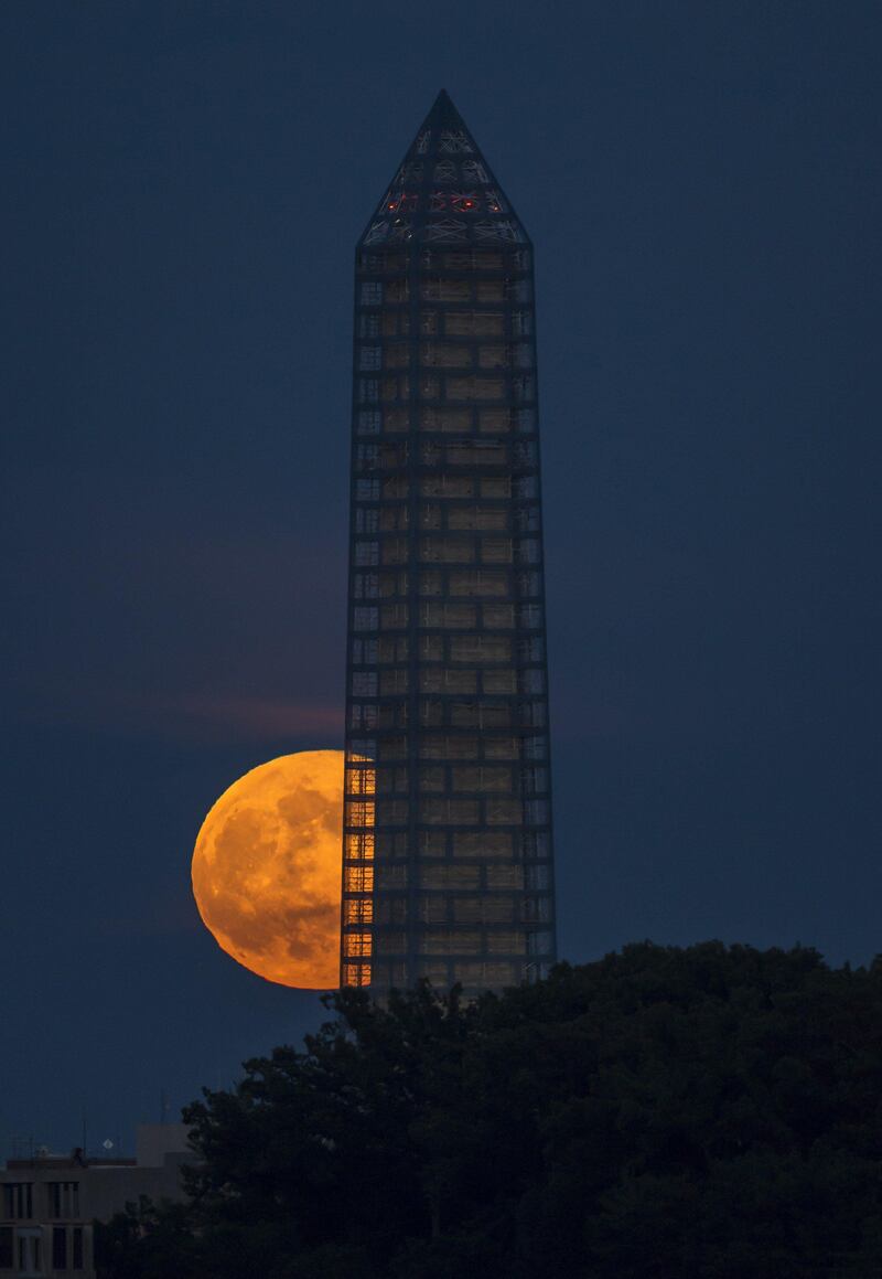 This photo provided by NASA shows a supermoon rises behind the Washington Monument on June 23, 2013, in Washington. This year the Supermoon is up to 13.5% larger and 30% brighter than a typical Full Moon is. This is a result of the Moon reaching its perigree - the closest that it gets to the Earth during the course of its orbit. During perigree on 23 June the Moon was about 221,824 miles away, as compared to the 252,581 miles away that it is at its furthest distance from the Earth (apogee).  AFP PHOTO/NASA/Bill Ingalls/HO == RESTRICTED TO EDITORIAL USE - NOT FOR ADVERSTISING OR MARKETING CAMPAIGNS - MANDATORY CREDIT: AFP PHOTO/NASA/Bill Ingalls - DISTRIBUTED AS A SERVICE TO CLIENTS ==
 *** Local Caption ***  410981-01-08.jpg