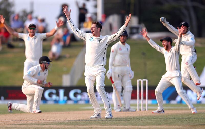 New Zealand's Mitchell Santner (C) appeals successfully after teammate Tom Latham (L) took a catch to dismiss England's Jack Leach (2nd R) during the fourth day of the first cricket Test between England and New Zealand at Bay Oval in Mount Maunganui on November 24, 2019.    / AFP / DAVID GRAY

