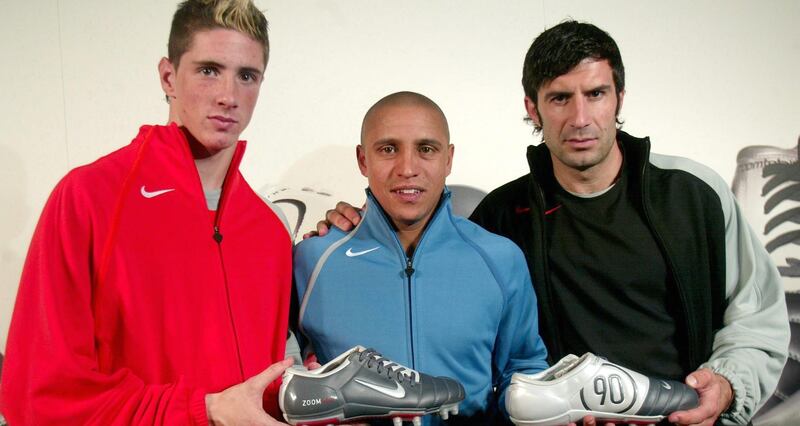 MADRID, SPAIN - JANUARY 12:    Fussball: Praesentation Fussballschuh ' Nike Air Zoom Total 90 III ' Madrid; Fernando TORRES / Athletico Madrid, Roberto CARLOS, Luis FIGO / Real Madrid 12.01.04.  (Photo by Alexander Hassenstein/Bongarts/Getty Images)