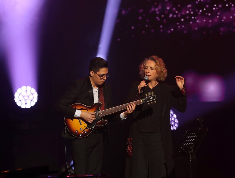 Alia Salami accompanied by a guitarist