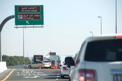 DUBAI, UNITED ARAB EMIRATES. 20 JANUARY 2021. A line of cars waiting to enter the SEHA Vaccination center at the Dubai Parks grounds near the bporder of Dubai and Abu Dhabi. (Photo: Antonie Robertson/The National) Journalist: Nick Webster. Section: National.