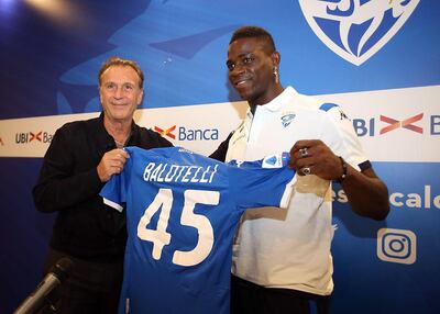 epa07780994 Mario Balotelli, new Brescia Calcio's player, poses with Brescia's president Massimo Cellino (L) during the press conference for his presentation in Brescia, Italy, 19 august 2019.  EPA/FILIPPO VENEZIA