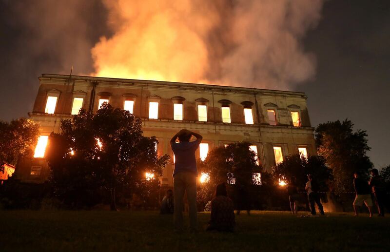 People watch as a fire burns at the National Museum of Brazil in Rio de Janeiro, Brazil September 2, 2018. REUTERS/Ricardo Moraes      TPX IMAGES OF THE DAY