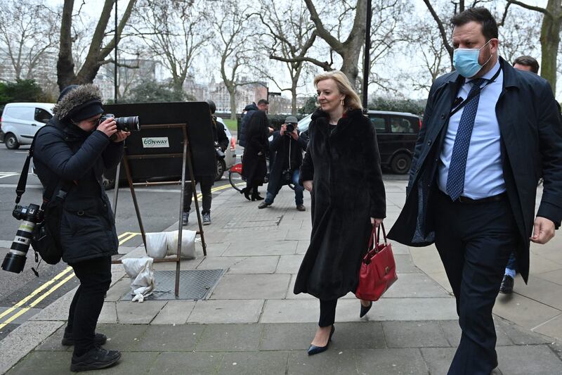 Britain's Foreign Secretary Liz Truss (C) leaves Milbank Studios near the Houses of Parliament in London on January 26, 2022.  - British Prime Minister Boris Johnson braced for a potentially damning report into lockdown-breaching parties, after the launch of a police inquiry dramatically upped the stakes.  (Photo by JUSTIN TALLIS  /  AFP)