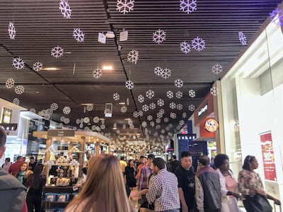 DUBAI, UNITED ARAB EMIRATES. 21 DECEMBER 2017. Shopping in Dubai Mall before the implementation of VAT across the UAE. Snowflakes decorate a corridor in Dubai Mall ahead of Christmas. (Photo: Antonie Robertson/The National) Journalist: None. Section: National.