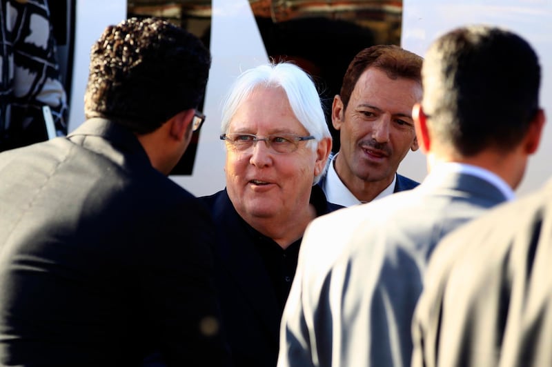 Martin Griffiths (C), the UN special envoy for Yemen, descends from his plane upon his arrival at Sanaa international airport on January 5, 2019. / AFP / MOHAMMED HUWAIS
