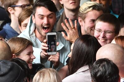 Leader of the Labour Party Jacinda Ardern is mobbed by university students during a visit to Victoria University in Wellington on September 19, 2017.
New Zealanders go to the polls on September 23 to elect a new Parliament. / AFP PHOTO / Marty MELVILLE