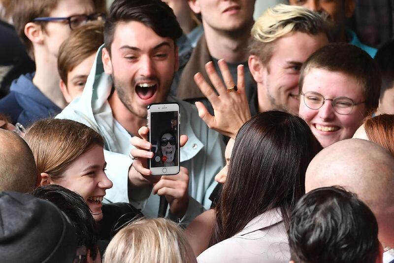 Leader of the Labour Party Jacinda Ardern is mobbed by university students during a visit to Victoria University in Wellington on September 19, 2017.
New Zealanders go to the polls on September 23 to elect a new Parliament. / AFP PHOTO / Marty MELVILLE