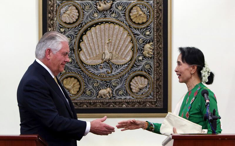 Myanmar's leader Aung San Suu Kyi, right, shakes hands with visiting U.S. Secretary of State Rex Tillerson after their press conference at the Foreign Ministry office in Naypyitaw, Myanmar, Wednesday, Nov. 15, 2017. (AP Photo/Aung Shine Oo)