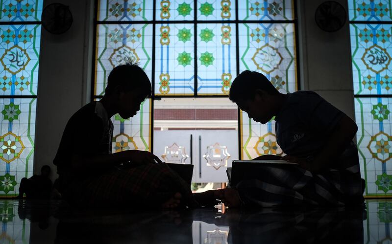 Indonesian Muslims read the Quran at the Sultan Mahmmud Baddarudin Mosque in Palembang, South Sumatra province. / AFP