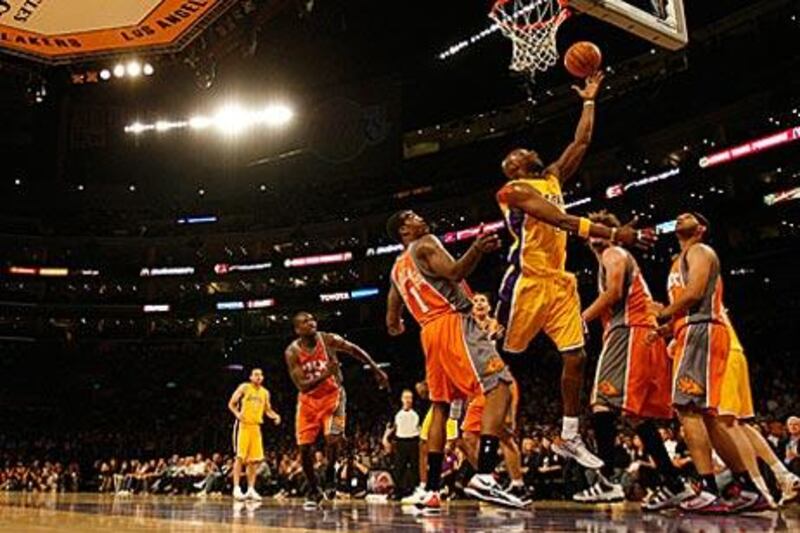 Lamar Odom of the La Lakers beats the Phoenix Suns' defence during Game 2.