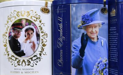 epa08116981 Royal souvenirs depicting Britain's Prince Harry, the Duke of Sussex (L) with his wife Catherine the Duchess of Sussex, and Queen Elizabteh II (R) at a souvenir shop in London, Britain, 10 January 2020. Britain's Prince Harry and his wife Meghan have announced in a statement on 08 January that they will step back as 'senior' royal family members and work to become financially independent.  EPA/ANDY RAIN