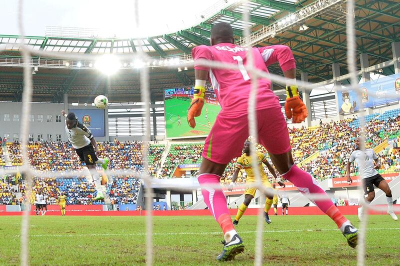 Ghana's forward Asamoah Gyan (L) scores a header during the 2017 Africa Cup of Nations group D football match between Ghana and Mali in Port-Gentil on January 21, 2017. / AFP PHOTO / Justin TALLIS