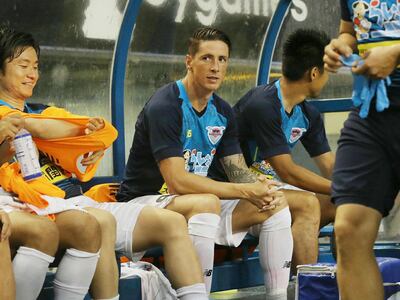 J-League club team Sagan Tosu's new signing, Spanish football player Fernando Torres (C), looks on from the bench prior to a match against Vegalta Sendai at Best Amenity Stadium in Tosu, Saga prefecture on July 22, 2018.  - Japan OUT
 / AFP / JIJI PRESS / JIJI PRESS
